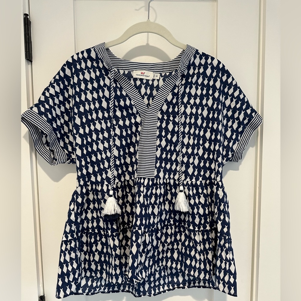 Vineyard Vines navy and white top